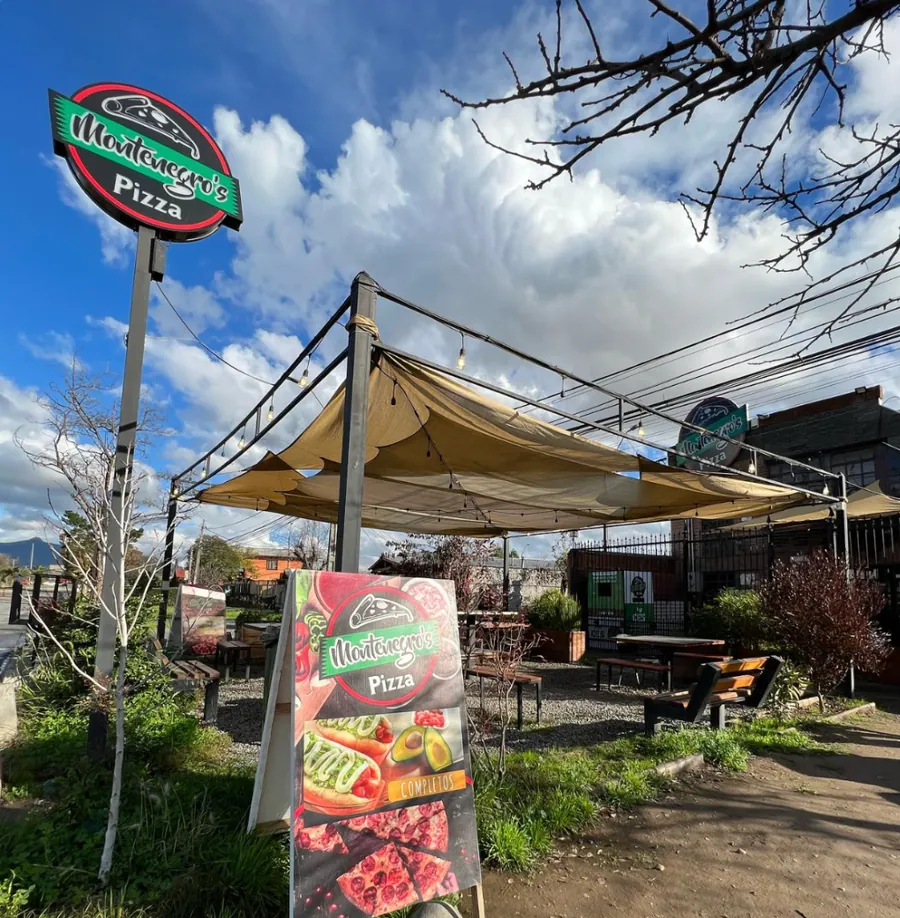 Terraza y letrero de Montenegro's Pizza en Rancagua
